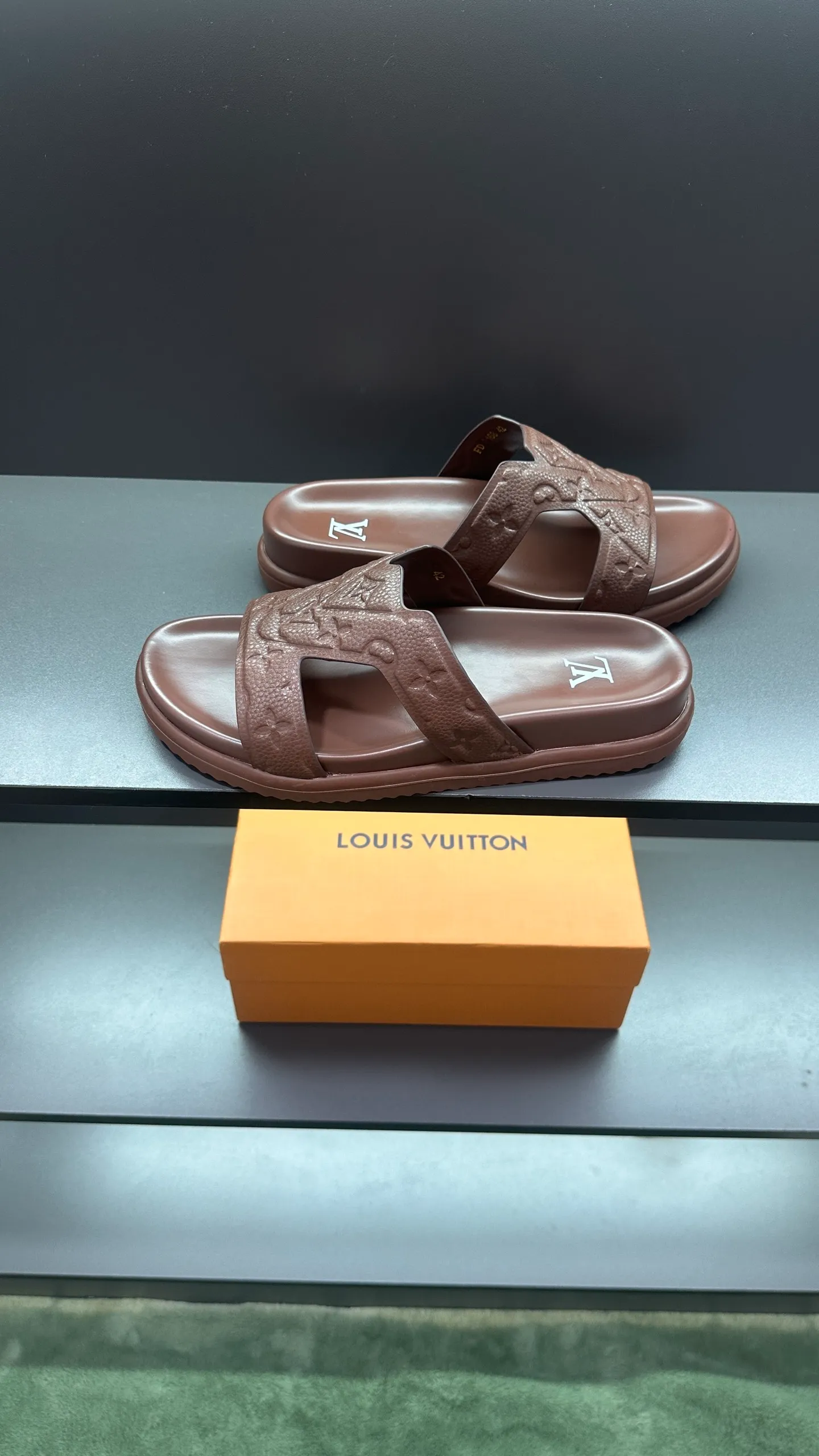 P320 🔍LV Men's Spring and Summer Slippers Counter Synchronization. The uppers are imported cowhide fabric from Italy, with logo graphics and high-quality craftsmanship. The soles are: original soles specially provided by the original factory. The exclusive movable molded soles are super comfortable. The original factory follows the order. 🔍🔍High quality. You can enter and leave the counter at will. Welcome to compare. Code number 38-45 No. 058